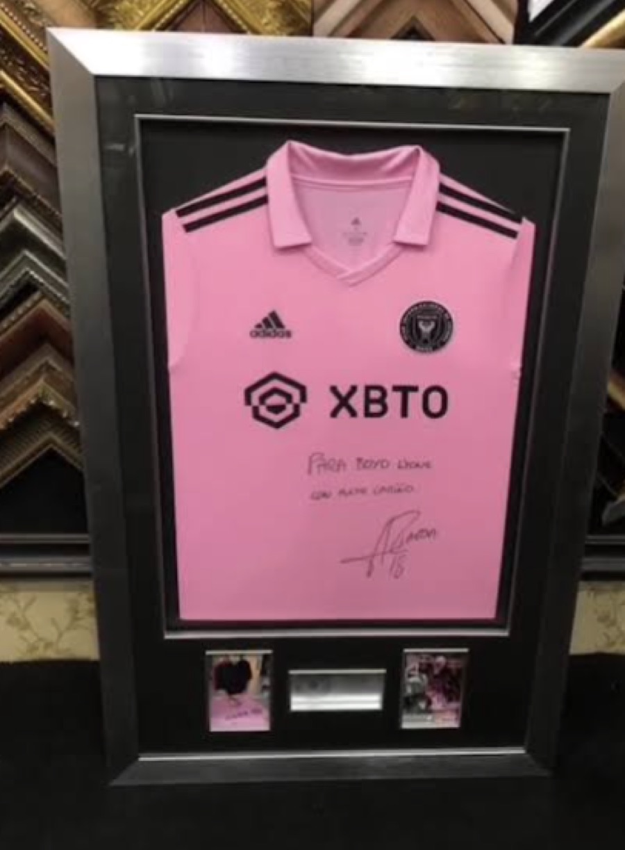 签名Inter Miami球衣装入深框